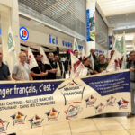 Des personnes tiennent une banderole 'Manger français' dans une GMS