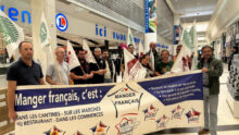 Des personnes tiennent une banderole 'Manger français' dans une GMS