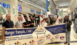 Des personnes tiennent une banderole 'Manger français' dans une GMS