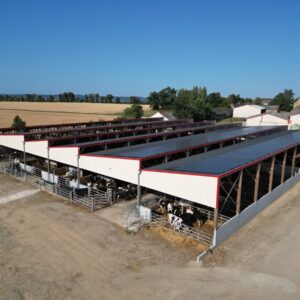 Un bâtiment d'élevage laitier vu du ciel