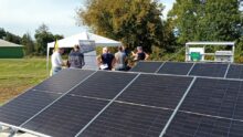 Des panneaux photovoltaïque au sol dans un champ