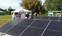 Des panneaux photovoltaïque au sol dans un champ