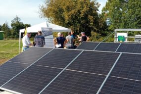 Des panneaux photovoltaïque au sol dans un champ