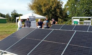 Des panneaux photovoltaïque au sol dans un champ