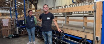 Une femme et un homme dans une installationd de traite pour chèvres laitières