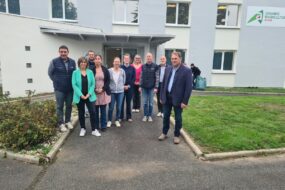 Un groupe de personnes devant un bâtiment