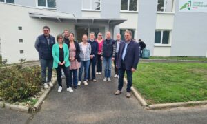 Un groupe de personnes devant un bâtiment