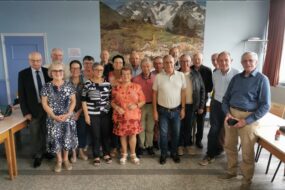 Un groupe de personne dans une salle