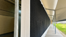 Un pad cooling sur le côté d'un bâtiment d'élevage de volailles