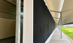 Un pad cooling sur le côté d'un bâtiment d'élevage de volailles