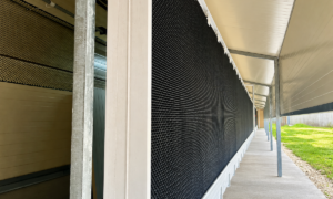 Un pad cooling sur le côté d'un bâtiment d'élevage de volailles