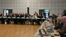 Des gens dans une salle autour de tables