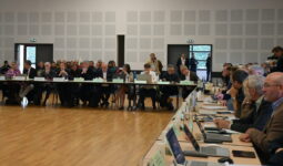 Des gens dans une salle autour de tables
