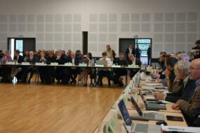 Des gens dans une salle autour de tables