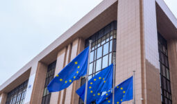 Un bâtiment avec des drapeaux de l'Europe