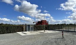 Un portique de désinfection pour camion de transport d'animaux