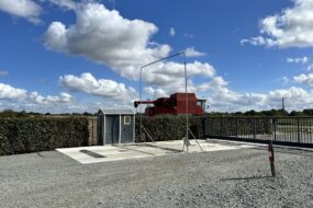 Un portique de désinfection pour camion de transport d'animaux