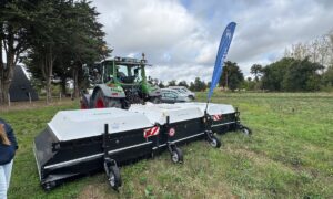 Aperçu d'un pulvérisateur de précision attelé derrière un tracteur