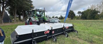 Aperçu d'un pulvérisateur de précision attelé derrière un tracteur