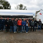 Des gens devant un camion-citerne