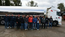 Des gens devant un camion-citerne