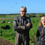 Un homme et une femme devant des vaches