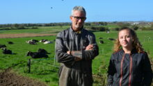 Un homme et une femme devant des vaches