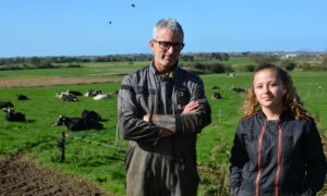 Un homme et une femme devant des vaches