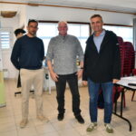 Trois hommes dans une salle