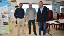 Trois hommes dans une salle