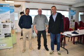 Trois hommes dans une salle