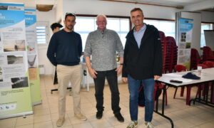 Trois hommes dans une salle