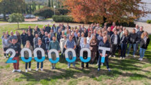 Un grand groupe de personne avec des lettres qui forment 200 000 tonnes