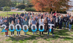 Un grand groupe de personne avec des lettres qui forment 200 000 tonnes