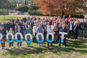 Un grand groupe de personne avec des lettres qui forment 200 000 tonnes
