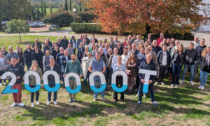 Un grand groupe de personne avec des lettres qui forment 200 000 tonnes