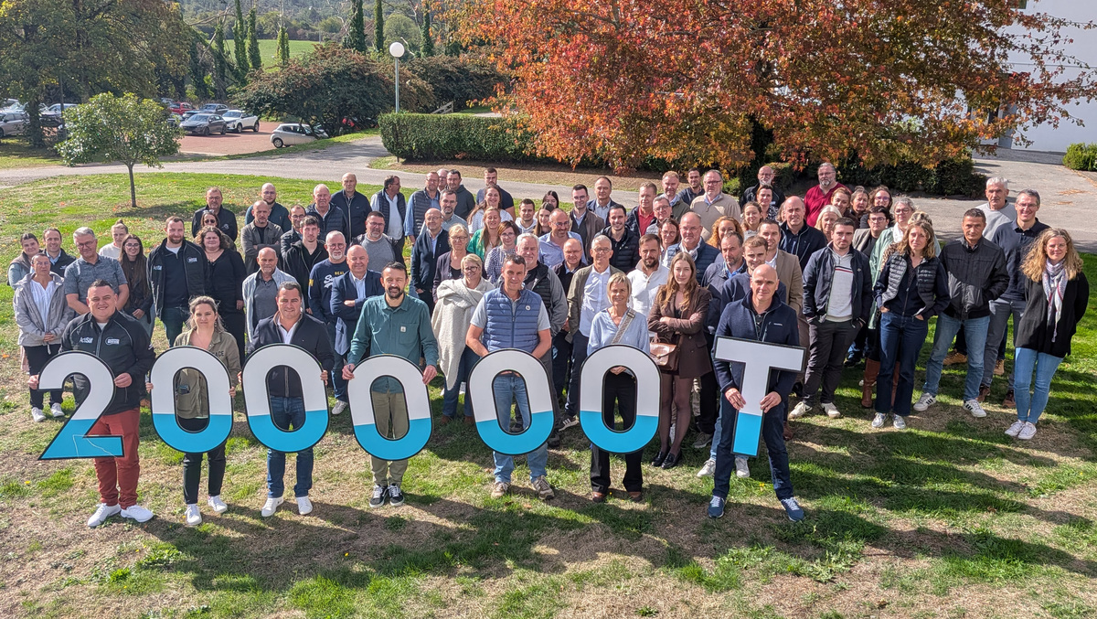 Un grand groupe de personne avec des lettres qui forment 200 000 tonnes - Illustration Le partenaire nutrition engagé dans la performance de l’élevage breton