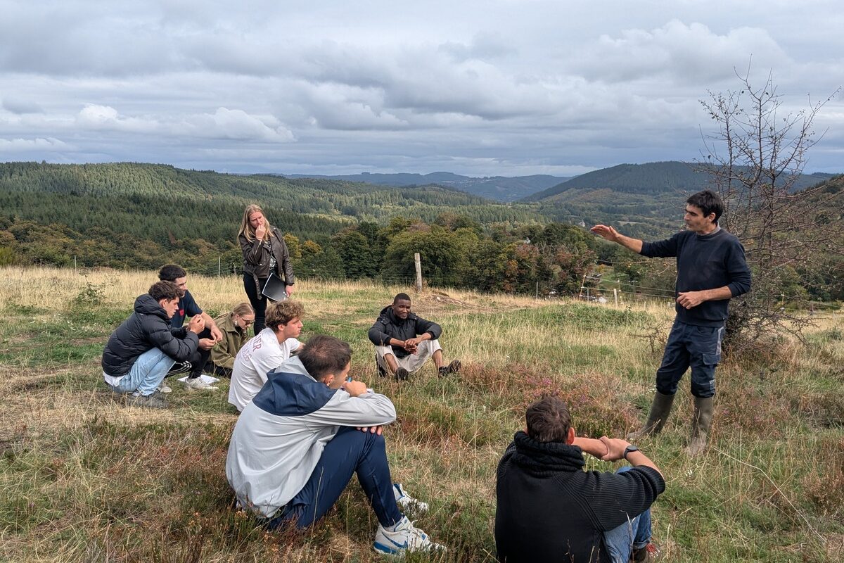 Un groupe de jeunes en moyenne montagne - Illustration Des BTS  du Gros Chêne  en Auvergne