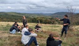 Un groupe de jeunes en moyenne montagne
