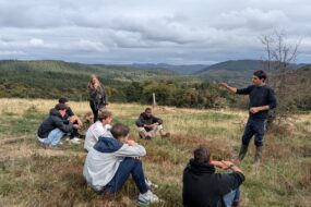 Un groupe de jeunes en moyenne montagne