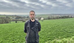 Un agriculteur dans une prairie