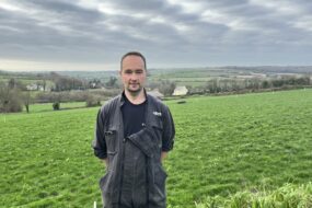 Un agriculteur dans une prairie
