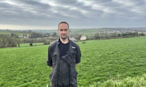 Un agriculteur dans une prairie