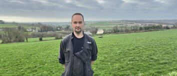 Un agriculteur dans une prairie