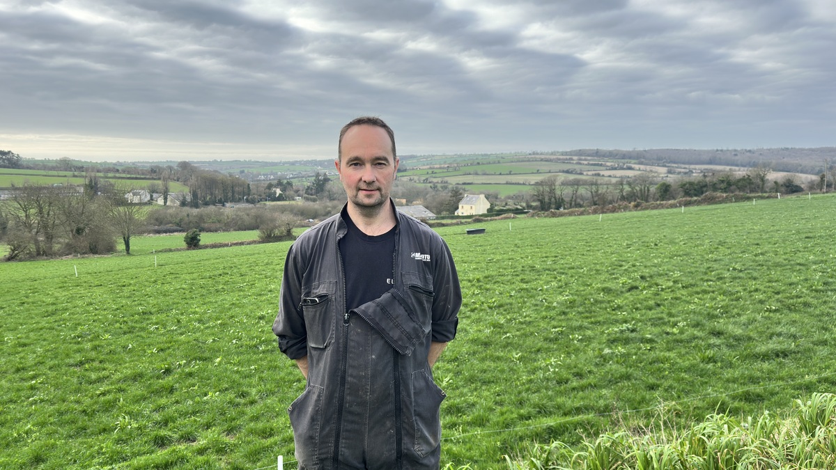 Un agriculteur dans une prairie - Illustration Revenir à Saint-Renan et y trouver sa place