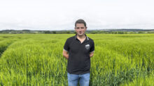 Un jeune agriculteur dans un champ de céréales