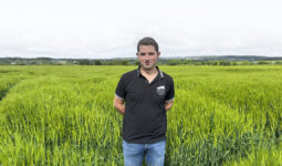 Un jeune agriculteur dans un champ de céréales