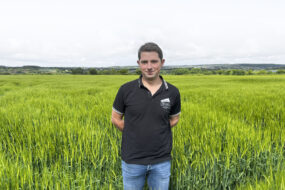 Un jeune agriculteur dans un champ de céréales
