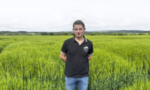 Un jeune agriculteur dans un champ de céréales
