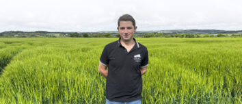 Un jeune agriculteur dans un champ de céréales
